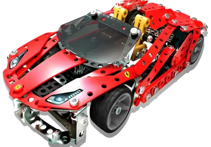 Czerwony, metalowy model samochodu do składania z widocznym silnikiem, inspirowany Ferrari.