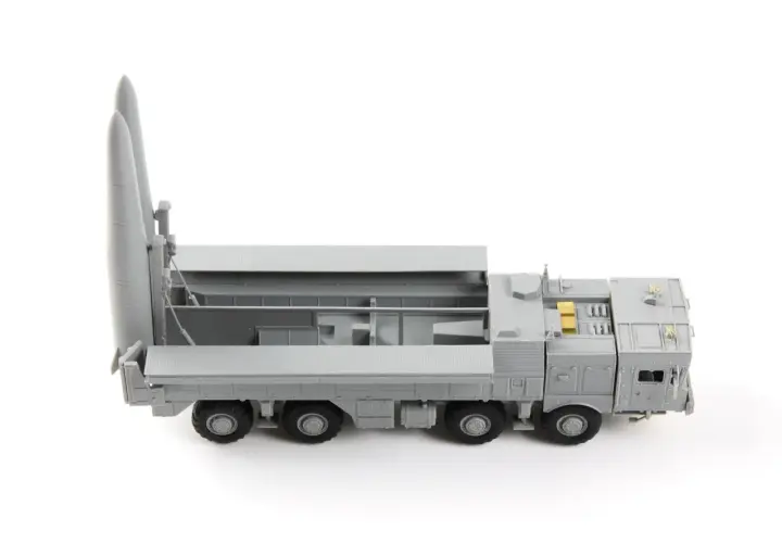 Model 9k720 Iskander z dwoma rakietami gotowymi do startu, na tle białego tła.