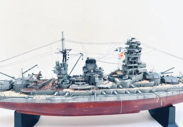 Model pancernika ijn Nagato z detalami, samolotami na pokładzie i banderami.