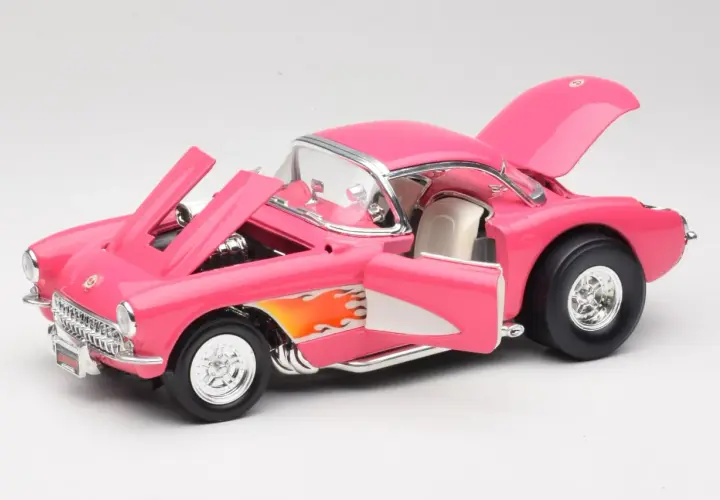 Różowy model corvette z otwartą maską i drzwiami, ozdobiony płomieniami.