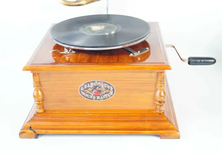 Elegancki gramofon drewniany z korbką i płytą.