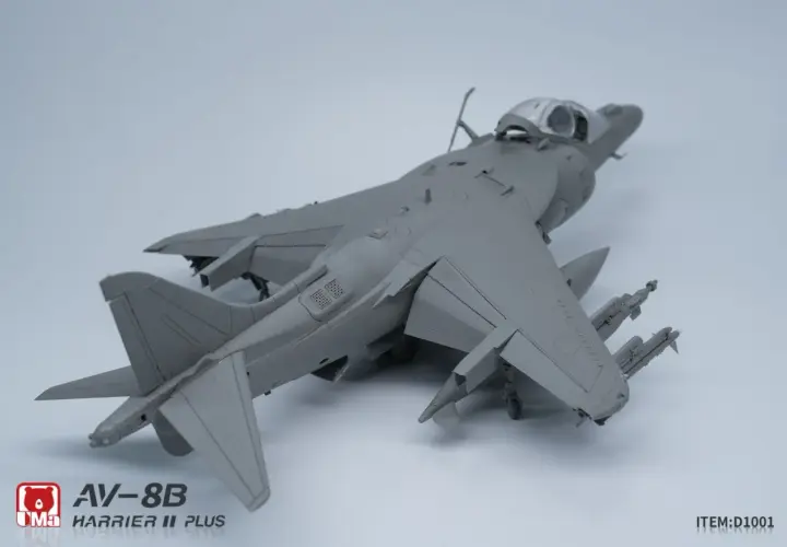 Model samolotu AV-8B Harrier II Plus, szary, z widocznymi detalami, gotowy do malowania.