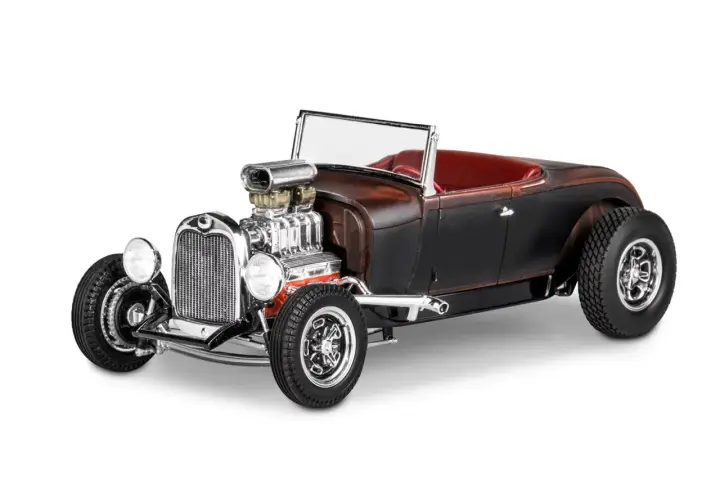 Klasyczny Ford Model A w stylu hot rod, z potężnym silnikiem i czerwoną tapicerką.