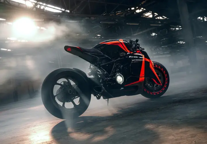 Czarny motocykl z neonowo-pomarańczowymi akcentami, wyglądający jak futurystyczne samochody z przyszłości, w zadymionym wnętrzu.