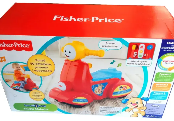 Kolorowy skuter zabawka Fisher-Price z interaktywną deską rozdzielczą. Uczy literek, liczb i kolorów, oferując ponad 50 dźwięków i piosenek.