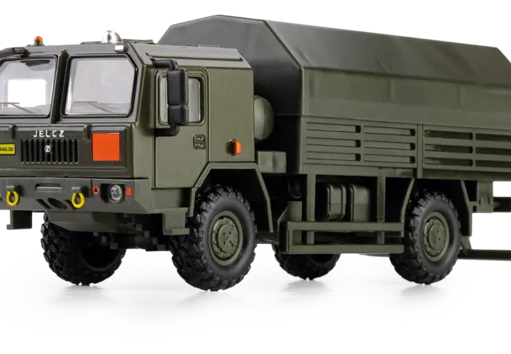 Model ciężarówki Jelcz 442.32 4x4 w kolorze zielonym, widok z przodu i z boku.