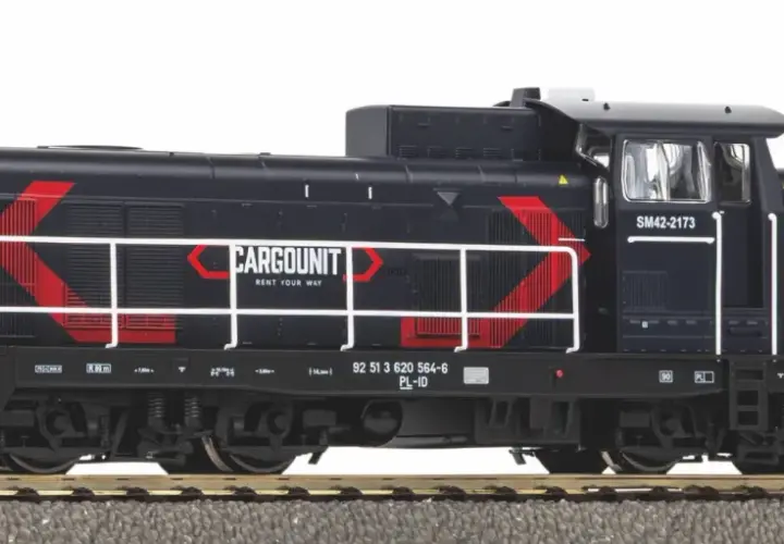 Czarny model lokomotywy SM42 piko z czerwonymi akcentami i logo CARGOUNIT.