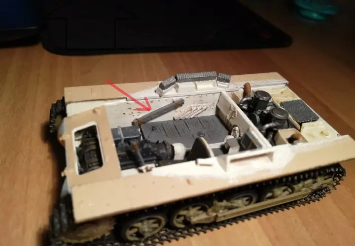 Model Panzerkampfwagen 1 z widocznym wnętrzem i elementami wyposażenia, w tym lufą armaty.