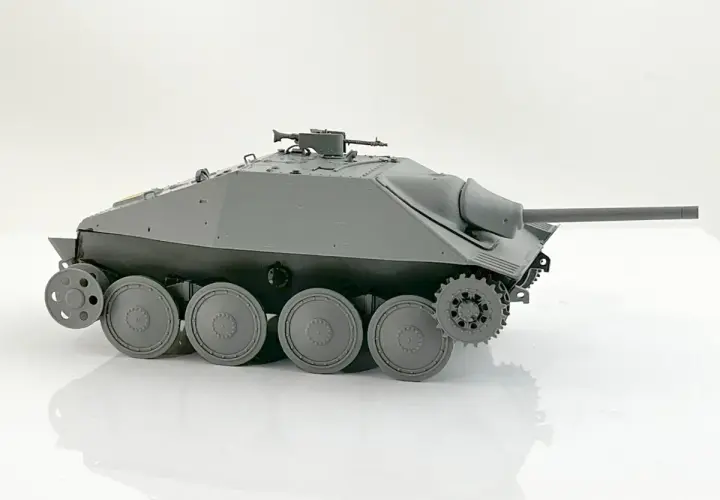 Model Jagdpanzer 38t, szary, z widocznym działem i gąsienicami.