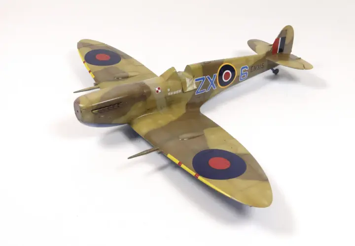 Model Spitfire w kamuflażu, z oznaczeniami ZX-6 EN315 i polską szachownicą.
