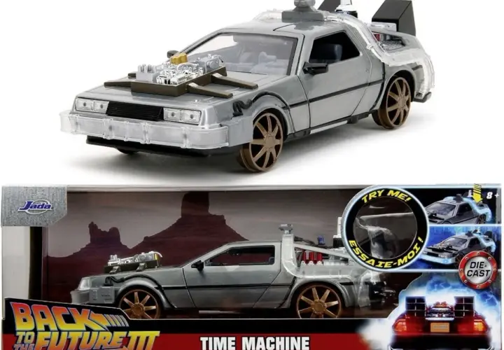 Model **delorean auto** z filmu "Powrót do przyszłości III", gotowy do podróży w czasie.