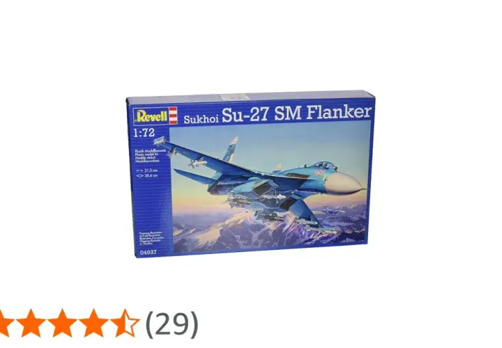 Model Revell Sukhoi Su-27 SM Flanker w skali 1:72, przedstawiający niebieski myśliwiec z uzbrojeniem na tle gór.