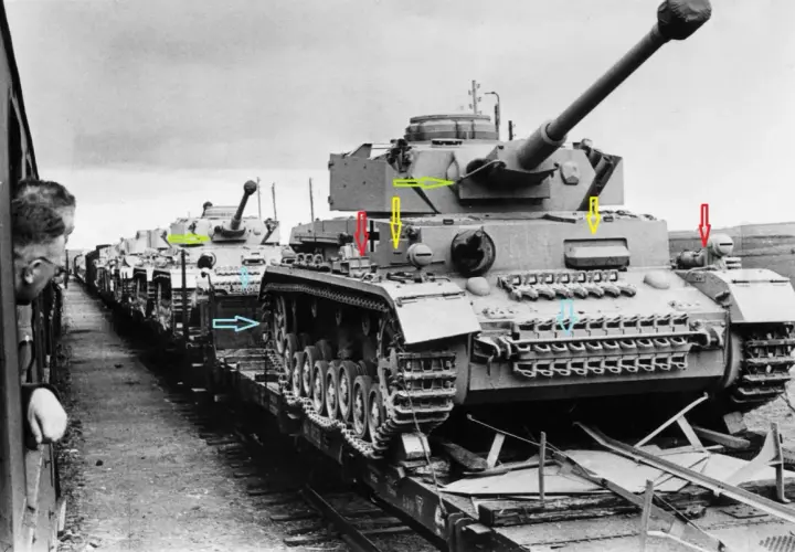 Kolejne czołgi Panzer IV G ładowane na wagony kolejowe. Widać żołnierza wyglądającego z okna pociągu.