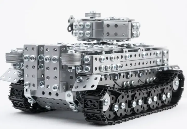 Metalowy model czołgu Tygrys, złożony z elementów konstrukcyjnych, z czarnymi gąsienicami i srebrną wieżyczką.