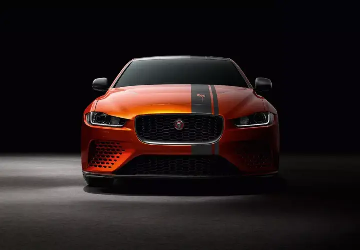Pomarańczowy Jaguar XE SV Project 8 z czarnymi pasami na masce, prezentujący agresywny design i sportowy charakter.