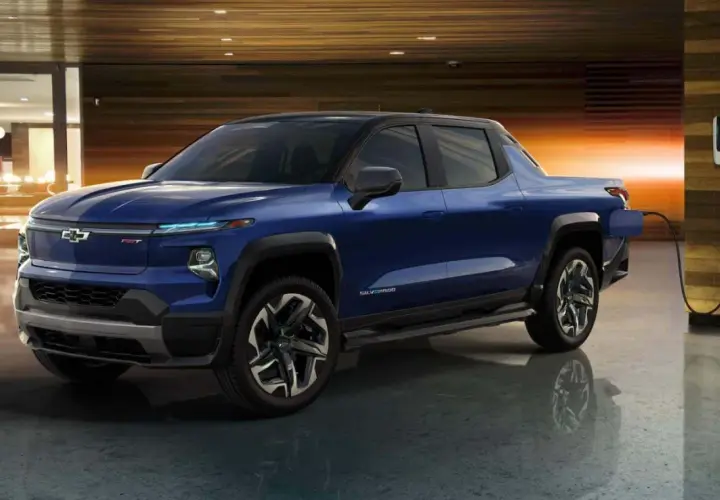 Niebieski Chevrolet Silverado EV, jeden z najnowszych chevrolet pickup modele, ładuje się w nowoczesnym garażu.