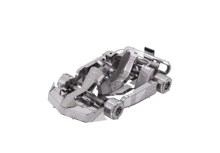 Metalowy model kartingu, złożony z elementów puzzle 3d auto. Widoczne numery 56 i 66.