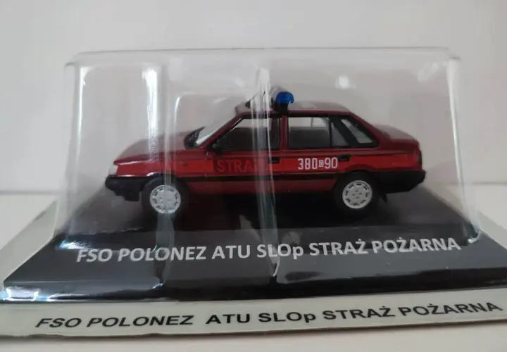Model FSO Polonez w barwach straży pożarnej, gotowy do akcji.