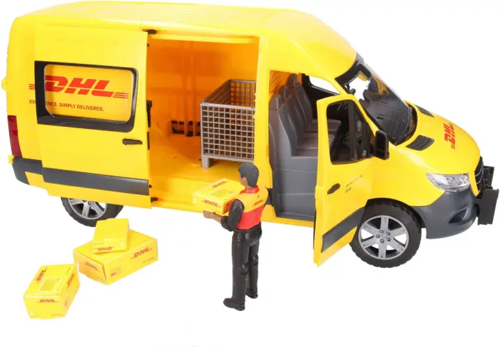 Żółty samochód dhl zabawka z kurierem i paczkami.