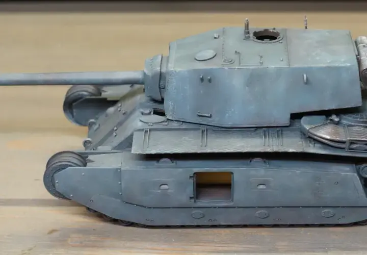 Model czołgu ARL 44, z charakterystyczną wieżą i długą lufą, prezentuje się na drewnianym tle.