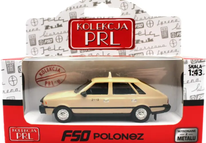 Model FSO Polonez w kolorze beżowym, zapakowany w pudełko z napisem "Kolekcja PRL".