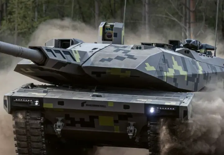 Nowoczesny czołg KF51 Panther w kamuflażu, pędzący przez kurz i dym.