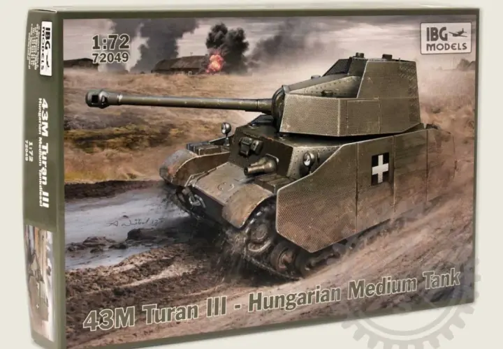 Model 43M Turan III, węgierski czołg średni, w akcji na błotnistym terenie, z płonącymi budynkami w tle.