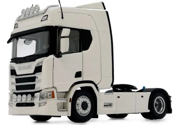 Biały model ciężarówki Scania z błyszczącymi detalami i czterema światłami na dachu.