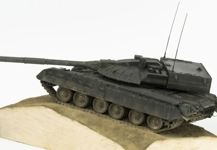 Model czołgu object 640 na dioramie z piaskiem.