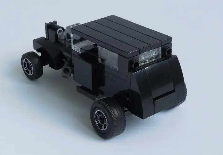 Czarny, kanciasty hot road z klocków LEGO, gotowy na podbój każdej drogi.