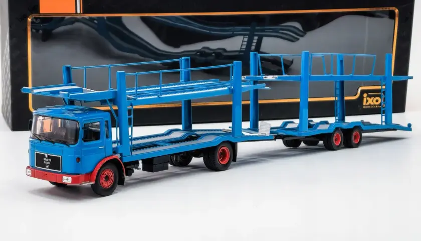 Niebieski, dwupoziomowy car carrier z czerwonymi detalami, gotowy do transportu modeli samochodów.
