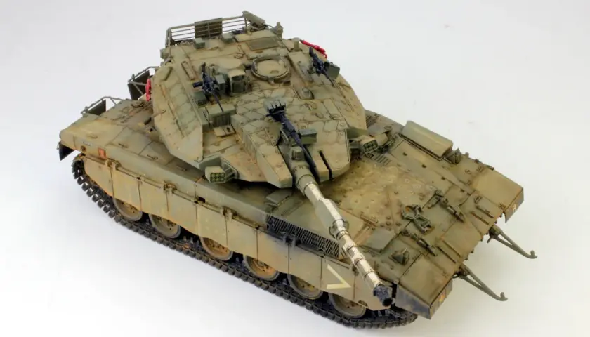 Model czołgu Merkava Mk3, z widocznymi detalami, gąsienicami i działem.