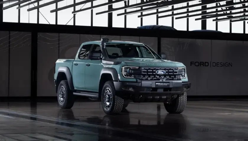 Nowy, zielony ford pickup modele Super Duty Prototype z terenowym wyposażeniem, w tym snorkel, prezentowany w studiu Ford Design.