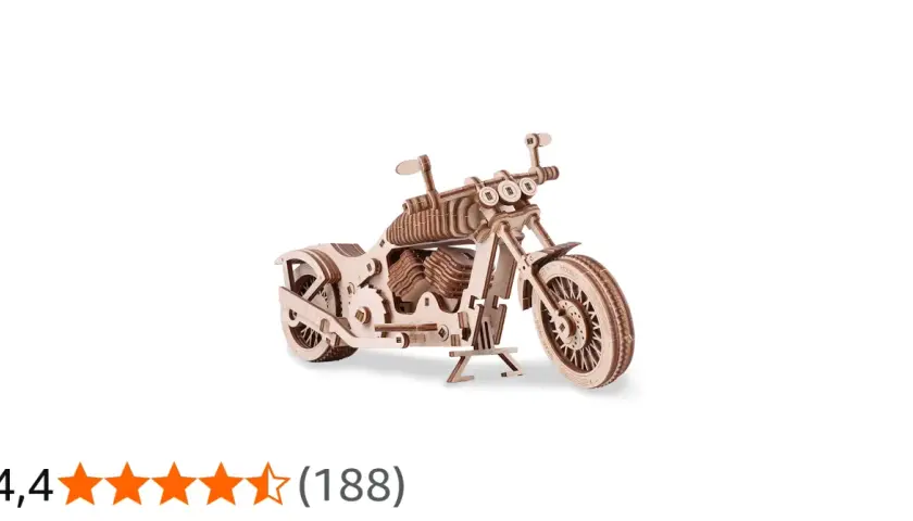Drewniany puzzle motocykl, szczegółowy model z widocznym silnikiem i kołami, gotowy do złożenia.