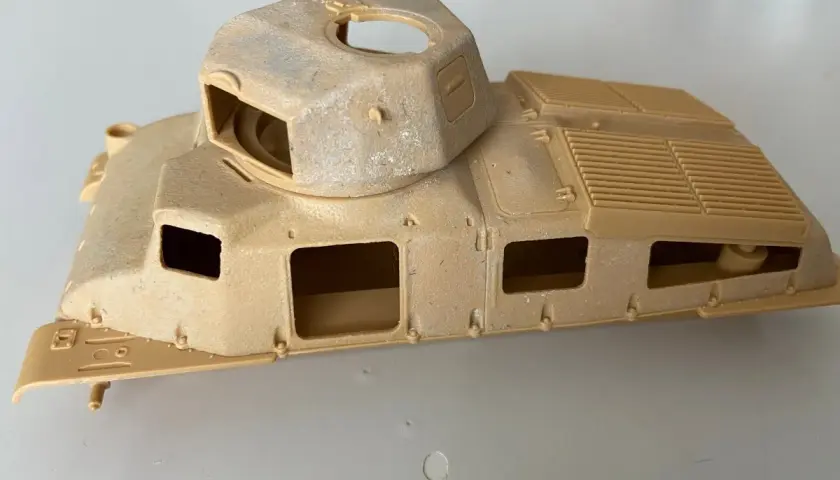 Model czołgu Somua S-35 w piaskowym kolorze, z widocznymi otworami i kratkami wentylacyjnymi.