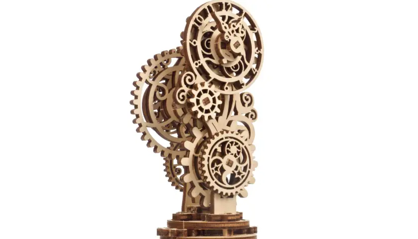 Drewniany zegar steampunk z widocznymi zębatkami i cyframi.