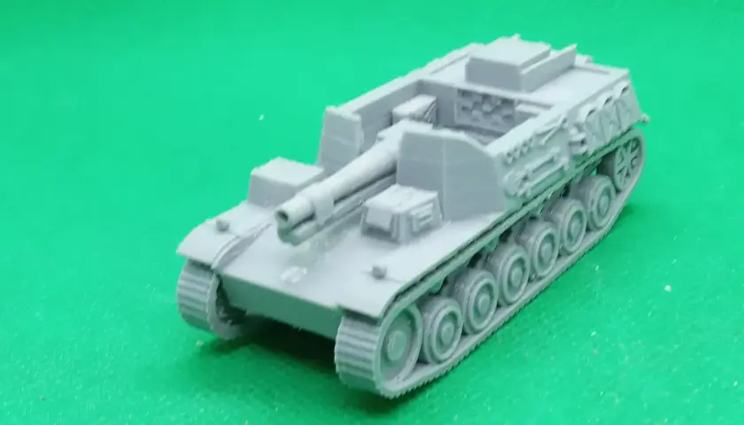 Szary model Sturmpanzer II na zielonym tle.