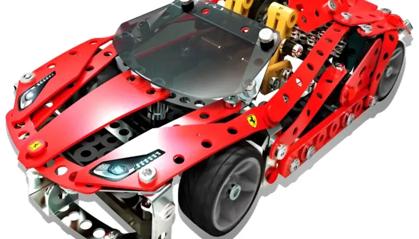 Czerwony, metalowy model samochodu do składania z widocznym silnikiem, inspirowany Ferrari.