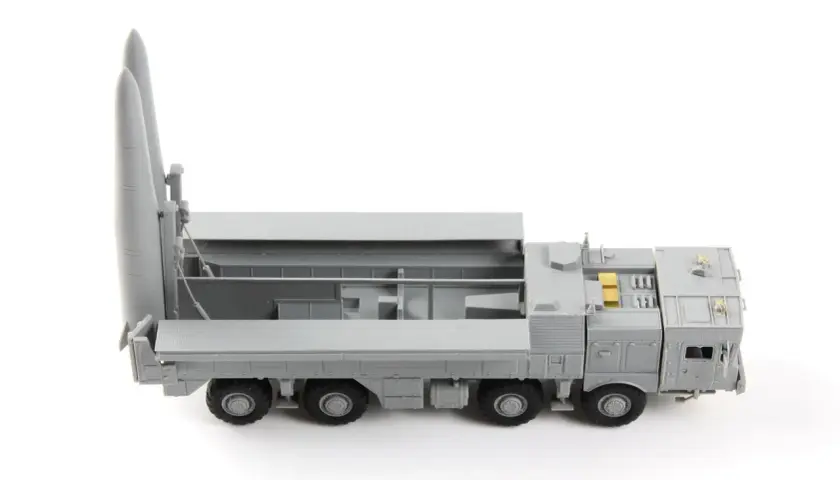 Model 9k720 Iskander z dwoma rakietami gotowymi do startu, na tle białego tła.