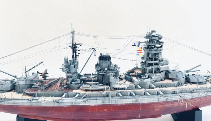 Model pancernika ijn Nagato z detalami, samolotami na pokładzie i banderami.
