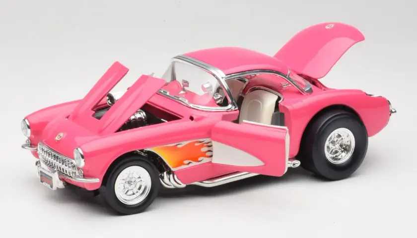 Różowy model corvette z otwartą maską i drzwiami, ozdobiony płomieniami.
