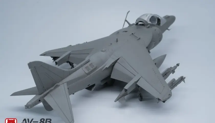 Model samolotu AV-8B Harrier II Plus, szary, z widocznymi detalami, gotowy do malowania.