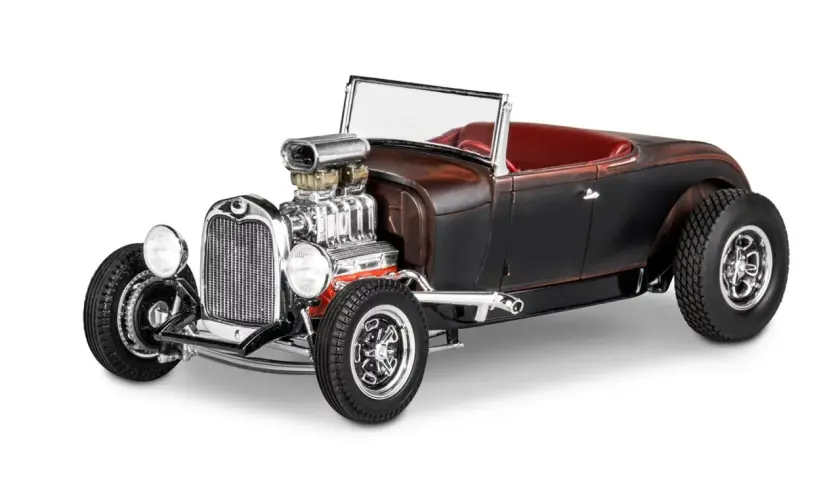 Klasyczny Ford Model A w stylu hot rod, z potężnym silnikiem i czerwoną tapicerką.