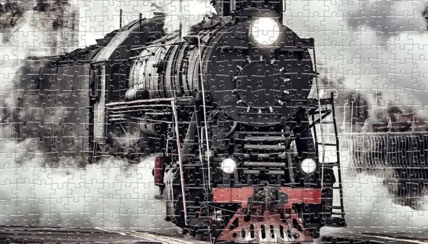 Parowy potwór, jeden z tych wspaniałych **puzzle pociągi**, wydobywa kłęby dymu, gotowy do podróży.