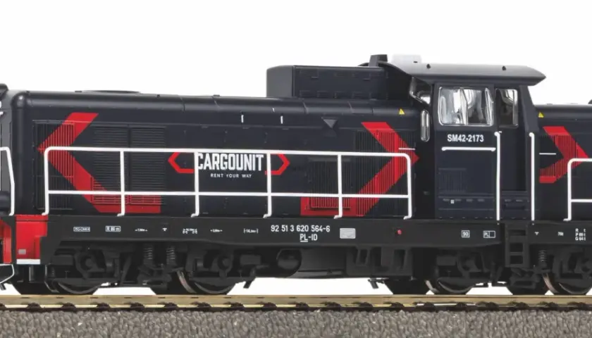 Czarny model lokomotywy SM42 piko z czerwonymi akcentami i logo CARGOUNIT.