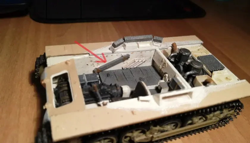 Model Panzerkampfwagen 1 z widocznym wnętrzem i elementami wyposażenia, w tym lufą armaty.