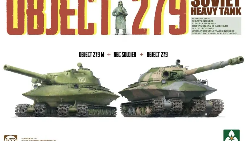 Dwa modele czołgu Object 279, jeden zielony z numerem 120, drugi w kamuflażu, obok żołnierza w kombinezonie NBC.