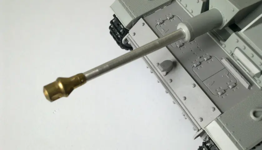 Model czołgu z widoczną metalową lufą, gotową do oddania strzału.