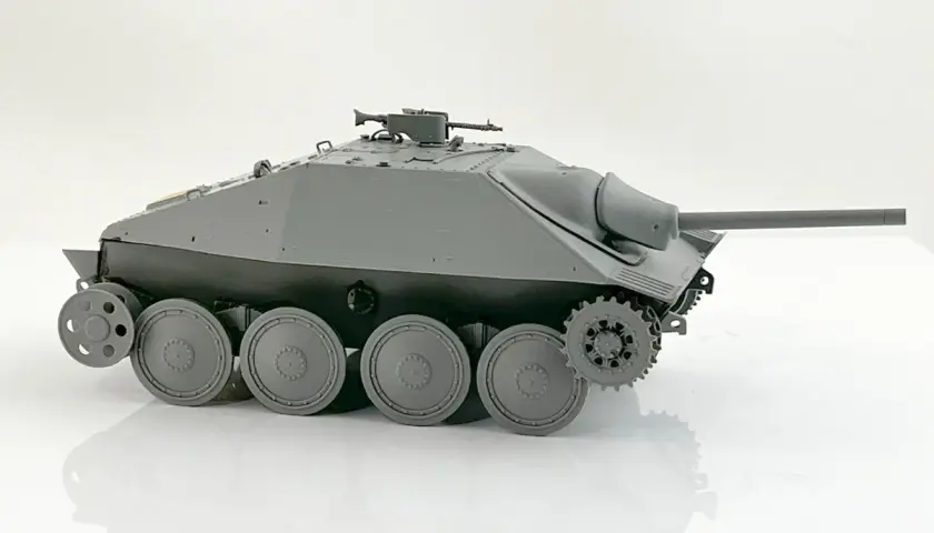 Model Jagdpanzer 38t, szary, z widocznym działem i gąsienicami.