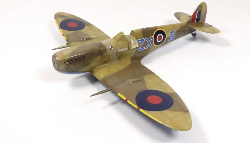Model Spitfire w kamuflażu, z oznaczeniami ZX-6 EN315 i polską szachownicą.